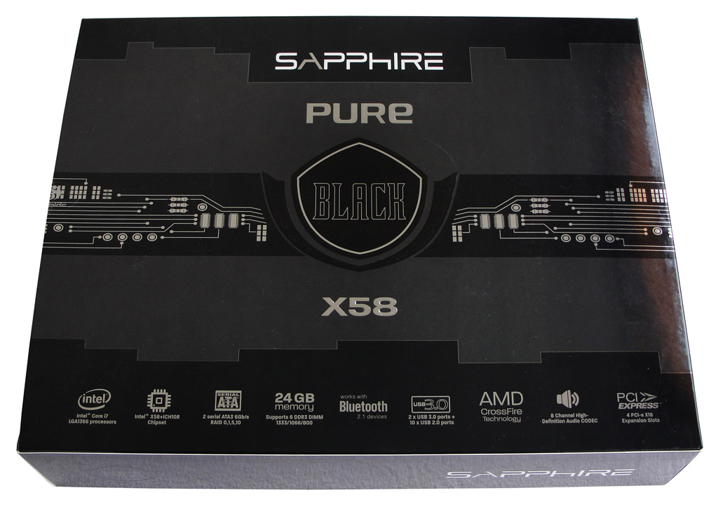 Das Sapphire PURE Black X58 in schwarzer Verpackung.