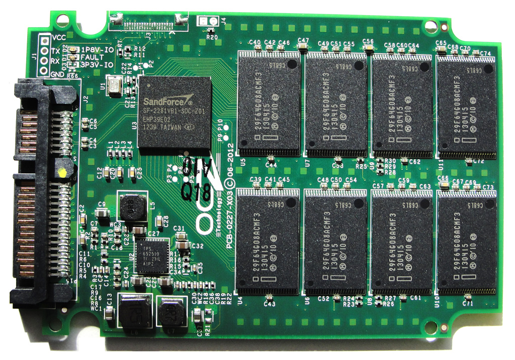 Insgesamt 16 MLC-NAND-Speicher finden auf der 3.20 mit 120 GB Platz.
