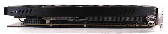 Die PNY GeForce GTX 980 Ti XLR8 OC von der Seite.