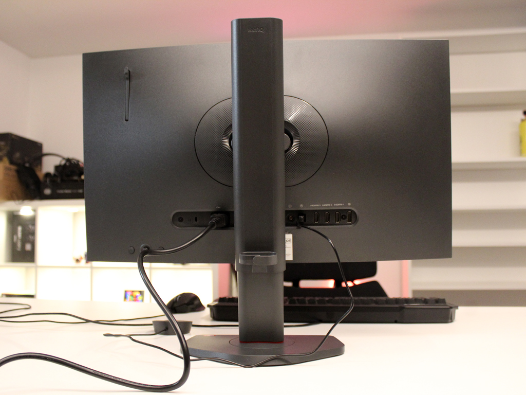 Die Rückseite des BenQ ZOWIE XL2586X+ mit allen Anschlüssen und Bedienelementen.