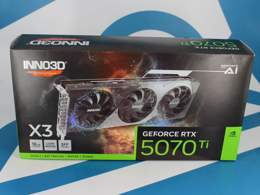 Die Verpackung der schlanken INNO3D GeForce RTX 5070 Ti X3 abgelichtet.