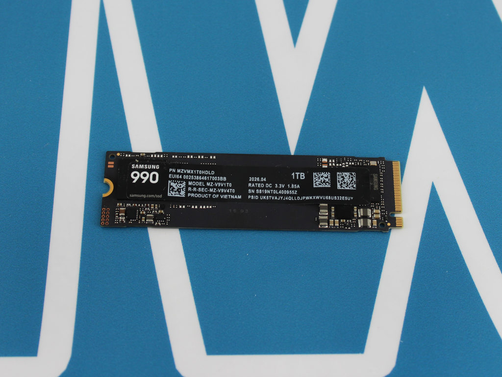 Die Oberseite der Samsung SSD 990.