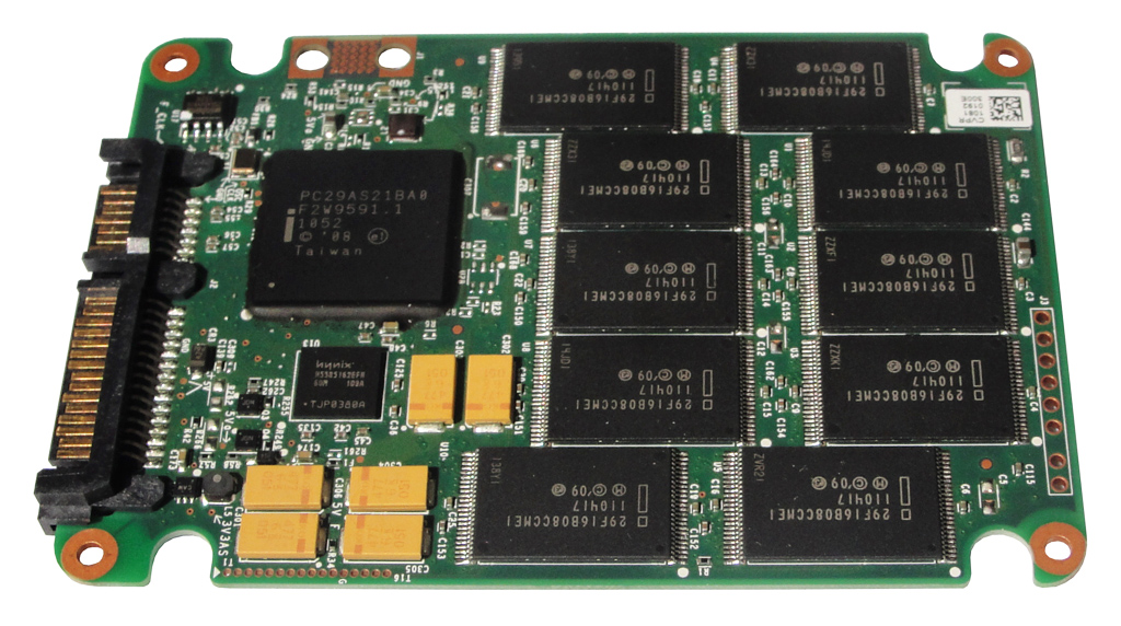 Unter die Haube gesehen: Das PCB der Intel SSD 320 mit 300 GB.