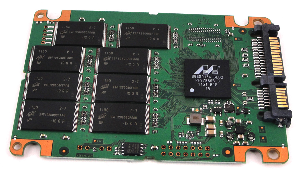 Insgesamt 16 MLC-NAND-Speicher finden auf der m4 mit 256 GB Platz.