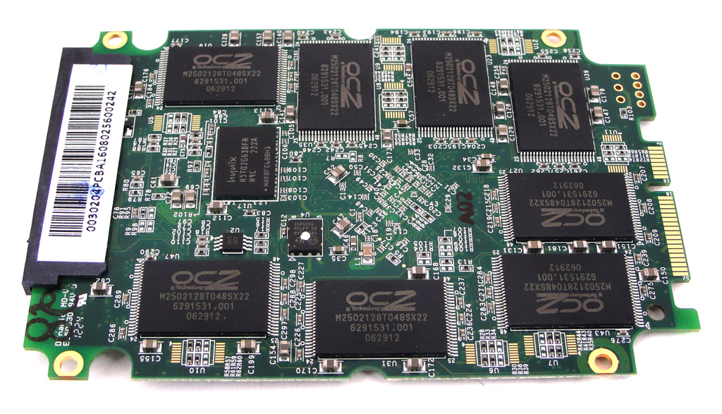 Insgesamt 16 MLC-NAND-Speicher finden auf der Vertex 4 mit 256 GB Platz.