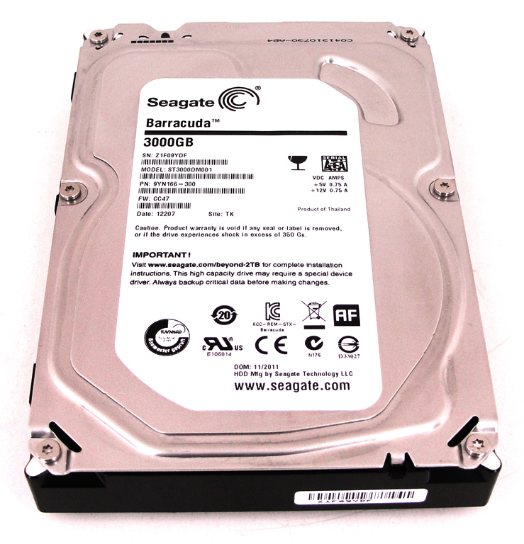 Seagate Barracuda 7200.14 (ST3000DM001) von oben (links) und unten (rechts).