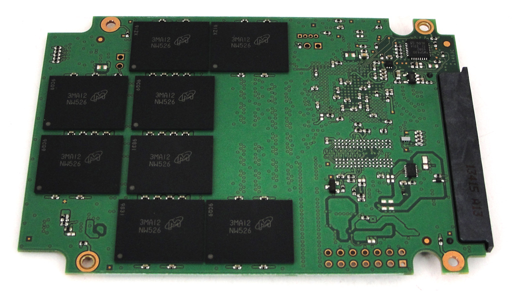 Insgesamt 16 MLC-NAND-Chips finden auf der M500 mit 480 GB Platz.