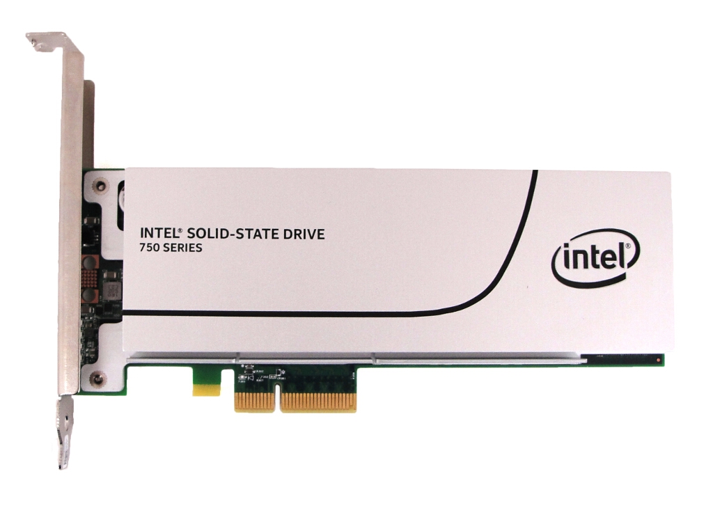 Die Intel SSD 750 in der HHHL-Variante wird neben mit einer normalen und eine Low-Profile-Slotblende ausgeliefert.