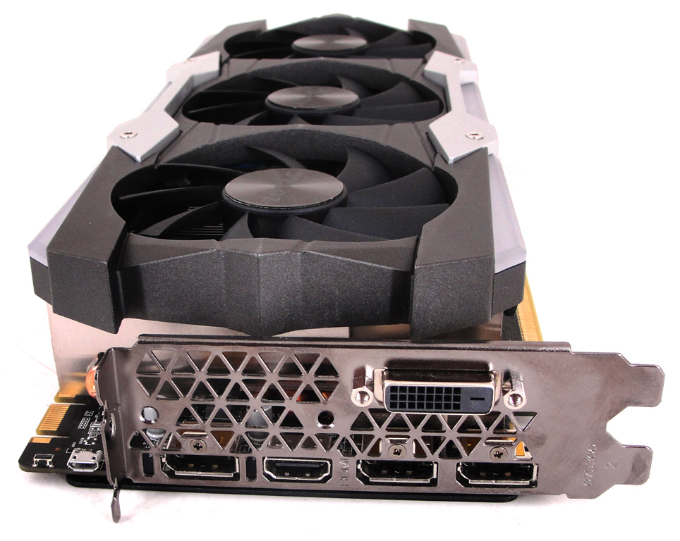 Wiedergeburt: ZOTAC hat die AMP Extreme mit einem DVI-Port ausgestattet.