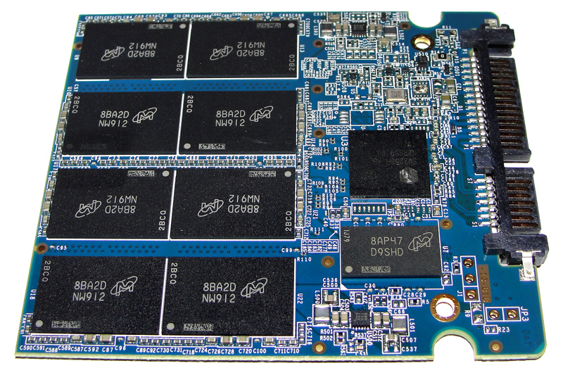 Ein Blick auf das PCB samt Flash, DRAM-Cache und SMI-Controller.