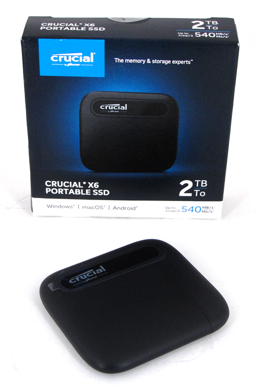 Die Crucial X6 Portable SSD mit 2 TB inkl. Verpackung abgelichtet.