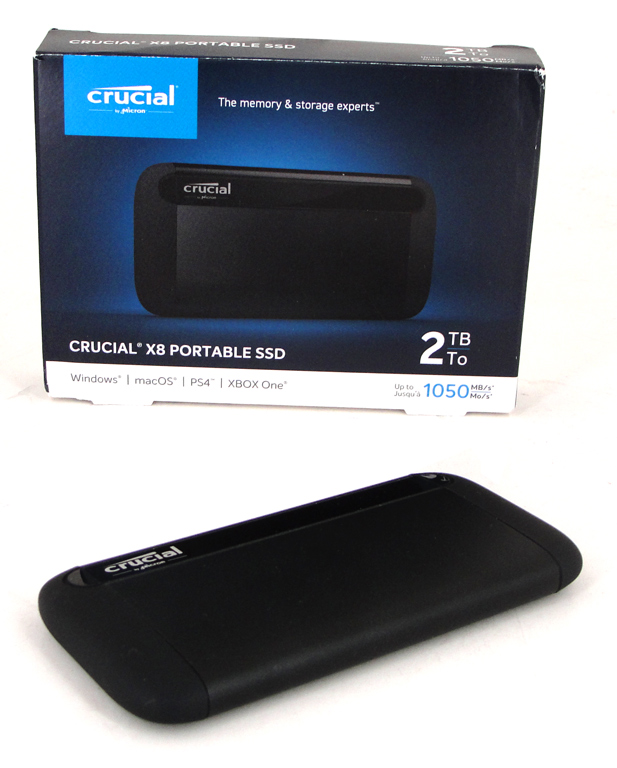 Die Crucial X8 Portable SSD mit 2 TB inkl. Verpackung abgelichtet.
