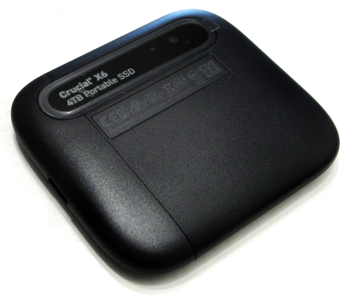 Das Gehäuse der Portable SSD ist sehr kompakt.