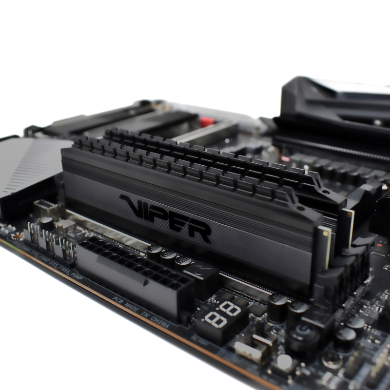 Viper Gaming Viper 4 Blackout DIMM-Module auf Mainboard