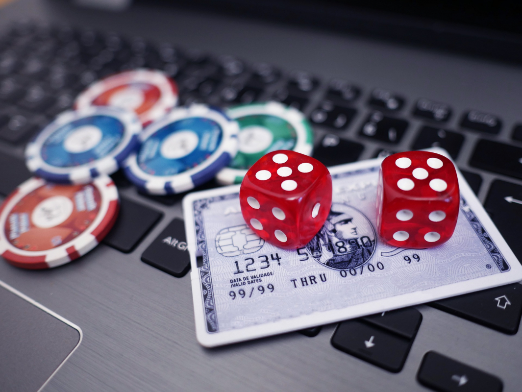 Online-Casinos sind problemlos auf Smartphones, Tablets oder PCs nutzbar (Bildquelle: Pixabay)