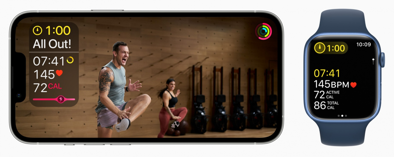 Fitness+ Trainings zeigen Hinweise auf dem Display an, um Nutzer:innen beim Training zu unterstützen.
