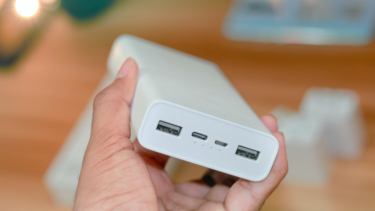 Powerbanks verfügen über eine große Kapazität und passen in jede Hand- oder Arbeitstasche.