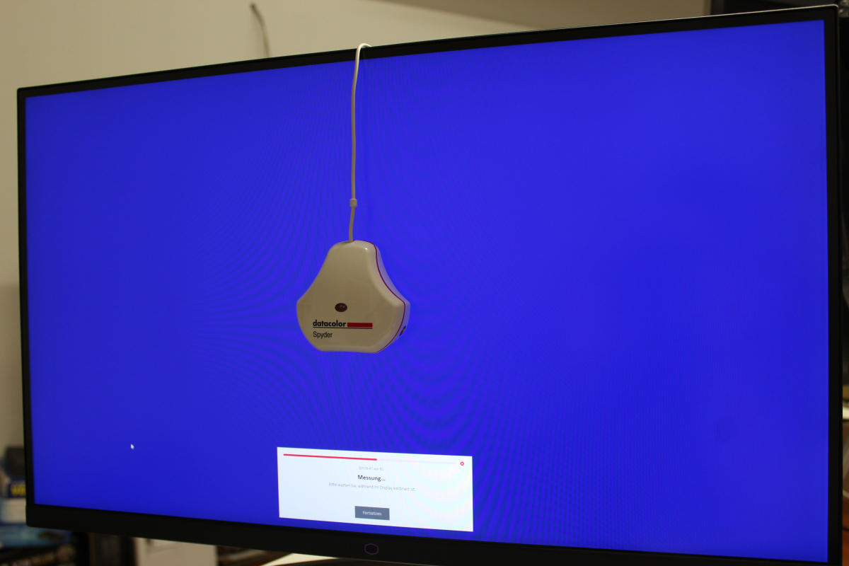 Während der Messung hängt der Sensor vor dem Bildschirm an einer vorgegebenen Position.